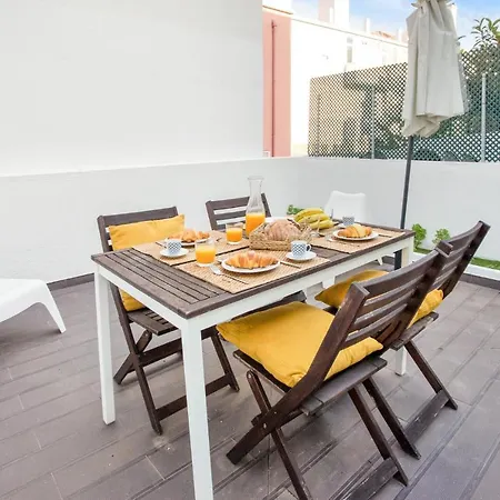 Apartament Modern 2 Bedroom In Estrela With Outside Terrace! Amazing For Families, Couples, Friends *