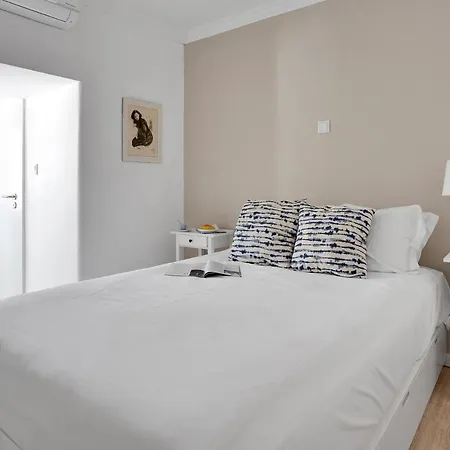 Modern 2 Bedroom In Estrela With Outside Terrace! Amazing For Families, Couples, Friends Apartment Lisbon