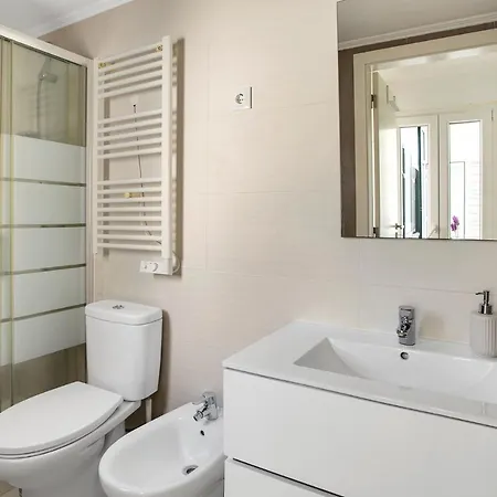 Apartment Modern 2 Bedroom In Estrela With Outside Terrace! Amazing For Families, Couples, Friends *