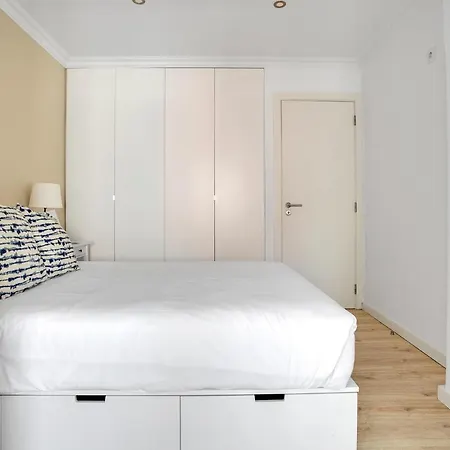 Modern 2 Bedroom In Estrela With Outside Terrace! Amazing For Families, Couples, Friends Apartment