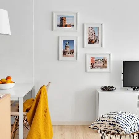 Modern 2 Bedroom In Estrela With Outside Terrace! Amazing For Families, Couples, Friends Apartment *