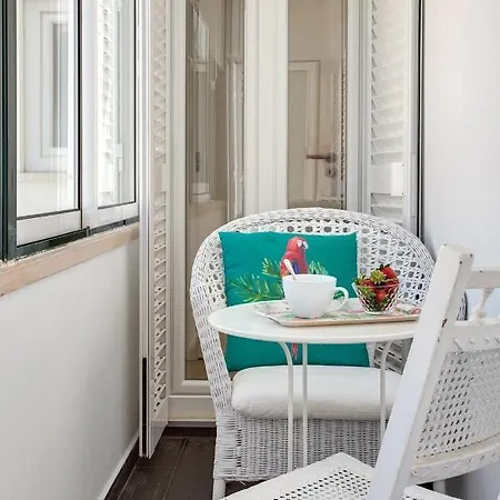Apartment Modern 2 Bedroom In Estrela With Outside Terrace! Amazing For Families, Couples, Friends